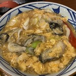 Marugame Seimen - 牡蠣たまあんかけうどん　並
                        注文毎に出汁で牡蠣を湯がいてたまごあんかけが作られていました
