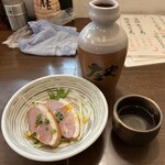 庄や - 日本酒大徳利〔ぬる燗〕、お通し〔合鴨スモーク〕