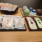 HOTEL RINGS KYOTO - こちらはフリーで頂けるお茶とお菓子