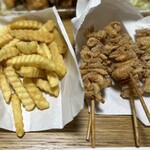 手羽先番長 - 鶏皮串塩はカリカリ食感で美味しいですよ〜ポテトフライは普通です。ガーリックパウダーが付けてあります。