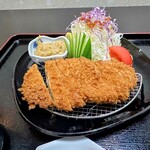 鮨処 えんどう - 料理写真:豚ロースの味噌カツ定食。1045円（税込）。