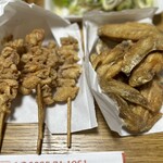 手羽先番長 - 初代手羽先サミット殿堂入りの手羽先(塩)650円  鶏皮串(塩)600円