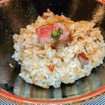ステーキハウス あづま - ガーリックライスにお肉をのせて、パクリ、美味しいね
