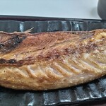 四日市ヒモノ食堂 - ケチって半身にしました。