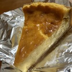 カフェ GOTO - テイクアウト② ブルーベリーチーズケーキを頼んだのに普通のチーズケーキが入ってた。（涙）