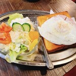 名曲・珈琲 麦 - モーニングセットの６番。ハムエッグトースト、ポテトサラダ、生野菜サラダ。