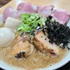 Gattsuri Kochan - がっつり！にぼしとんこつ(税込1,400円)
                トッピングは極太焼き叉焼2枚、低温調理の叉焼4枚、煮卵2つ、《煮卵1つはモーニングサービス》、刻み海苔、刻み青葱、刻み玉葱