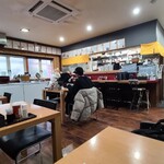 Gattsuri Kochan - クリーム色の壁で腰高まで赤茶色の木板張り、床も同色の木板、カウンターとテーブルは明るい木目調、シンプルな造り、店内の一角に製麺部屋があります
      お席はカウンター5席、テーブル2席×5卓の合計15席