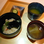 東郷 - 食事／オホーツク産ズワイガニとエリンギの蟹味噌ピラフ・キャベツの和風スープ・香の物