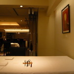 東郷 - 奥のパーティ・スペース（通常）からキッチンを