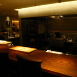 東郷 - オープン・キッチンとカウンター（中央奥は石窯）