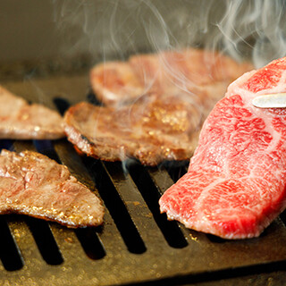 A variety of high-quality thick-sliced meats and the ``Yukifuri Wagyu Chateaubriand'' are also attractive.