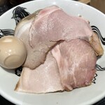 松戸富田麺業 - さすが特製！麺が見えない