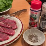 光牛 - 肉は悪くない、粗挽の塩胡椒で厚切りステーキ気分