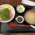 市場めし とくだ屋 - めかぶネギトロ丼¥900