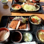 Tonkatsu Tomita - 手前　ロースカツ定食ご飯少なめ、奥　上ロースカツ定食