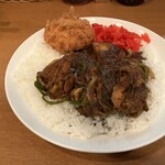 ジンコック - チキンと野菜のカリー(カニクリームコロッケ付き)、福神漬け