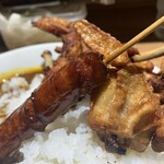 辛来飯 - 羨望のチキン(骨付き鶏唐揚げ)とウインナー。