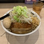 らー麺だるま - 料理写真:らー麺930円＋サービス味玉、野菜、ニンニク