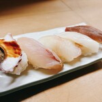 Hanabusa Zushi - お昼の定食（うどんとお寿司）の寿司アップ