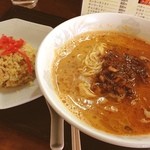 Ubu Kata - 坦々麺と半チャーハン。
                        
                        気づいたらスープを飲み干してた！という優しい旨さ。
                        
                        紅生姜がのり、グリーンピースとナルトが入った昔ながらのチャーハンがまた美味い。