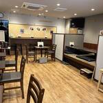 鰻の成瀬 - 広々とした店内。ゆっくり鰻を楽しめます。