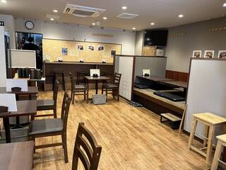 Unagi No Naruse - 広々とした店内。ゆっくり鰻を楽しめます。