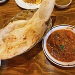 ネパールステーション - カレーとナンです