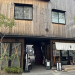 Sakanabaru Sawa - 建物の奥がお店、細い通路の奥にあるだけで高級感が増します