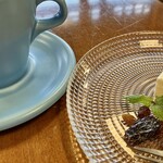 デリ&キッチン ハロ - 料理写真:自家製レアチーズケーキと紅茶。カップはORIGAMI