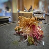 イノベーティブ フレンチ ワタハン - ◆鰤ともものすけ・・鰤のカルパッチョ。もものすけってフルーツかと思いましたら、赤蕪でした。(^_^;)