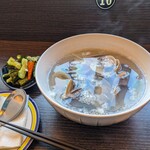 冠津海鮮粥 - 料理写真:蛤蠣湯　涼拌黄瓜