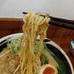 俺の中華たなか家 - 麺リフト⤴️ 自家製太麺にクリーミーな担々スープが絡んできます♥