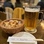 ニューミュンヘン 神戸大使館 - 鶏の唐揚げとデラックスジョッキビール