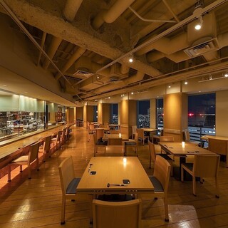 開放感溢れる空間で、旬の食材を使用した和食をお楽しみください。