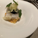 ドゥ・クルール - 炙ったアオリイカの下にリゾーニのパスタ
      アオリイカの上にイカ墨のソースとういきょう