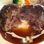 ステーキ&ハンバーグ アライブ - 黒毛和牛デミグラスソースハンバーグ断面
