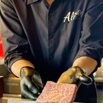 ステーキ&ハンバーグ アライブ - 店主さん  北海道黒毛和牛モモ肉を見せてくれました。