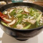 京ごはんふわっとふわっと - 〆に頂いた、あったか〜いお蕎麦です。鶏のお出しが効いていて、好みでひとぶりする黒七味がピリッといいアクセントになってます。