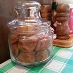 レフティー - ◎ 卓上に置かれた 梅干し…ふっくらと大粒です。
