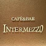 インテルメッツォ - 正面の壁面サイン