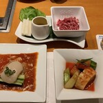 叙々苑 高田馬場店 - 前菜、キムチ、ユッケ  とどんどん出てくる