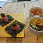 Jukuseiwagyuuyakinikueijingubifu - ナムル、キムチと肉寿司