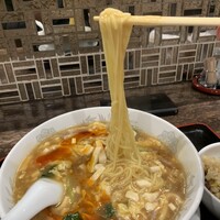 中華菜館 會賓楼 - 中細麺がトロトロスープに絡み熱々♪