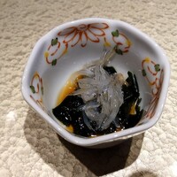 水道橋 鮨みつ - 1小鉢　◯シラスと　ワカメ