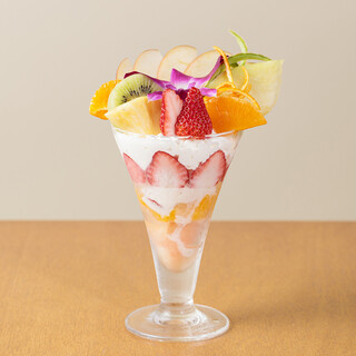 A parfait where you can enjoy seasonal fruits carefully selected by a buyer from a long-established fruit store.