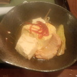 温や - ピリ辛もつ鍋、豆腐もはいってます。赤いのはひも唐辛子とのこと（2013.12.28）