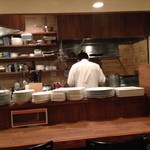 ビストロ フクモト - カウンターから　オーナー一生懸命　作業中！