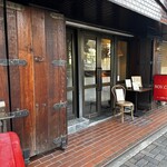 Nov. Cafe - 重厚な木の扉