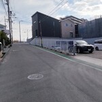 僕とうどんとカツオだし - 店舗前には目印の自販機、第２駐車場